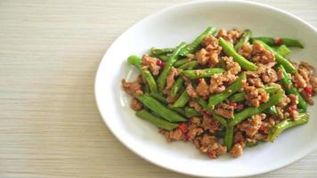 haricots verts ou haricots verts sautés avec du porc émincé - style cuisine asiatique