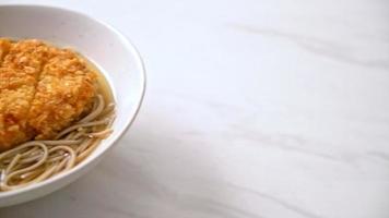 fideos soba ramen con chuleta de cerdo frita japonesa - estilo de comida asiática video