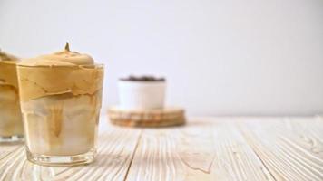 Iced Dalgona Coffee, ein trendiger, flauschiger, cremiger Schlagkaffee video