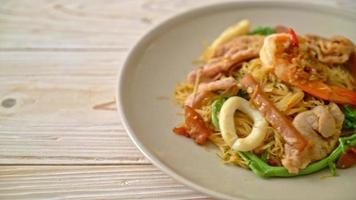 vermicelles de riz sautés et mimosa d'eau avec mix de viande video