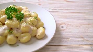 gnocchis à la crème de champignons et fromage - style cuisine italienne video