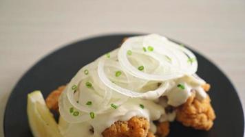 poulet aux oignons neige ou poulet frit avec sauce crémeuse aux oignons et citron à la coréenne - style coréen video