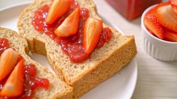 huisgemaakt volkorenbrood met aardbeienjam en verse aardbeien video