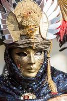 Venecia, Italia, 10 de febrero de 2013 - Persona no identificada con máscara de carnaval veneciano en Venecia, Italia. en 2013 se celebra del 26 de enero al 12 de febrero foto
