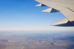 ala de avión en el cielo. concepto de viaje y transporte foto