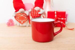 taza roja maqueta y gnomos para la decoración del hogar del día de san valentín foto