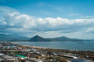 paisaje urbano con vistas a la bahía de nakhodka, rusia foto