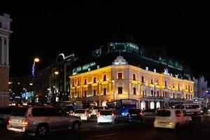 vladivostok, primorsky krai-13 de enero de 2020 - paisaje nocturno con vistas a la calle svetlanskaya y a los coches. foto