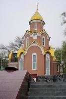 vladivostok, rusia-9 de mayo de 2020 - la capilla en el paseo marítimo. foto
