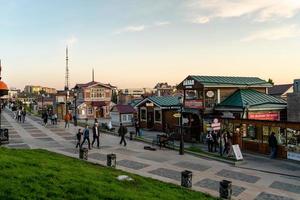 irkutsk, rusia-18 de septiembre de 2020 -paisaje urbano con vistas a casas de madera en una calle peatonal.