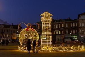 vladivostok, rusia - 5 de enero de 2022- paisaje urbano con vistas a la plaza de año nuevo con iluminación festiva. foto