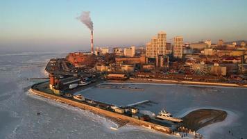 vladivostok, rusia - 7 de enero de 2022-vista aérea del paisaje urbano con vistas al terraplén cerca de la bahía de amur. foto