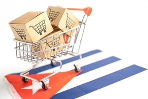 Caja con logotipo de carrito de compras y bandera de Cuba, importación, exportación, compras en línea o comercio electrónico, servicio de entrega de finanzas, tienda, envío de productos, comercio, concepto de proveedor.