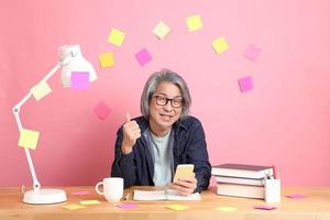 hombre con libro foto