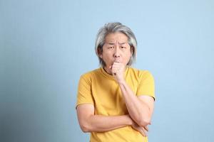 hombre asiático con camiseta amarilla foto