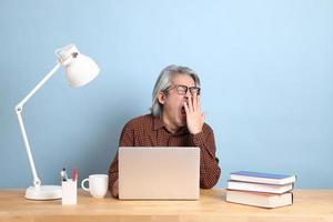 hombre con laptop foto