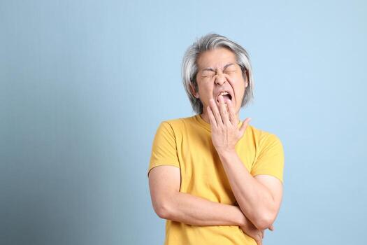 hombre asiático con camiseta amarilla foto