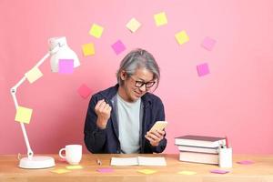 hombre con libro foto