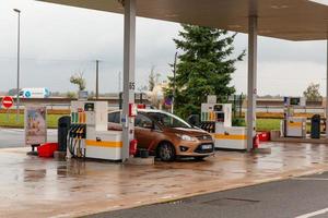 París, Francia, 2021 - combustible de repostaje de automóviles en la gasolinera foto