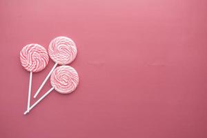 vista superior de caramelos de color rosa sobre fondo de color foto