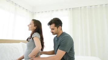 el esposo le da un masaje a una esposa embarazada para que la esposa pueda relajarse y tener buen humor, lo que resultará en un buen humor para el niño en el útero. foto