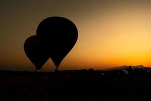 festival internacional de globos en chiang rai, tailandia hay globos de varios colores. vienen a competir en belleza. foto