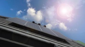 fotovoltaica. panel de celdas solares. Planta de energía de techo solar en el techo.