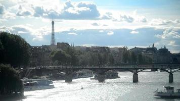 Paris vista do rio Sena e o passeio eiffel - dia de verão