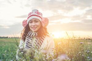 joven mujer hermosa con ropa de invierno mientras está de pie disfruta con la naturaleza. concepto de horario de invierno. foto