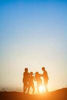 niños jugando en el atardecer de verano tiempo feliz foto