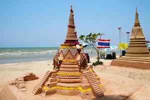 la pagoda de arena fue cuidadosamente construida y bellamente decorada con flores en el festival de songkran foto