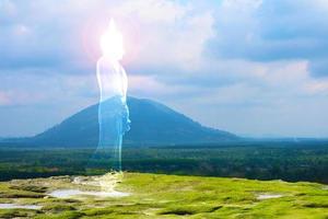 buda mirando estilo de siete días y montaña de estado de sol foto