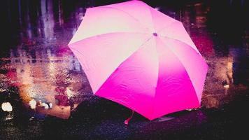 paraguas rosa después de la lluvia. paraguas rosa en mojado