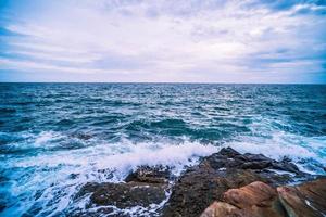mar con olas suaves y paisaje rocoso. naturaleza del paisaje marino en vacaciones viajes de vacaciones tiempo de relajación. foto