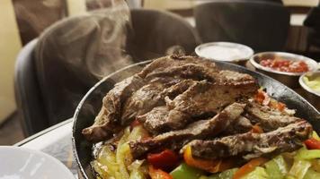 fajita de comida de carne mexicana en un plato video