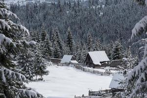 país de las maravillas de invierno con chalet foto