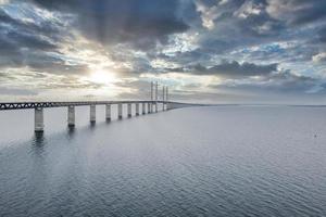 vista panorámica del puente de oresund durante la puesta de sol sobre el mar báltico foto