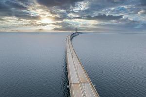 vista panorámica del puente de oresund durante la puesta de sol sobre el mar báltico foto