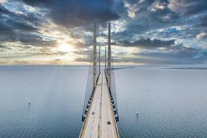 vista panorámica del puente de oresund durante la puesta de sol sobre el mar báltico foto