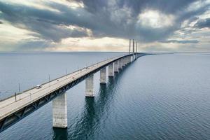 vista panorámica del puente de oresund durante la puesta de sol sobre el mar báltico foto