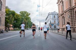 Gran grupo de corredores de hombre corriendo maratón. foto