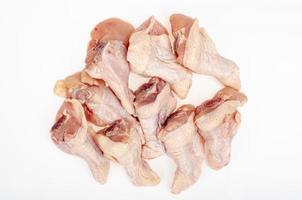 cortes de carne cortando diferentes partes de pollo aislado sobre fondo blanco. foto de estudio