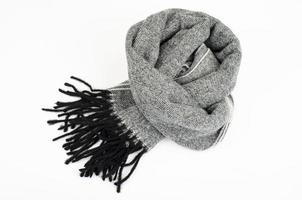 cálida y elegante bufanda de lana gris sobre fondo blanco. foto de estudio