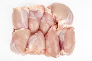 trozos de carne de muslo de pollo sin piel y sin hueso. foto de estudio