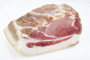 trozo de carne de cerdo salada sobre fondo blanco. foto de estudio