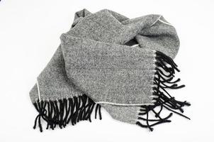 cálida y elegante bufanda de lana gris sobre fondo blanco. foto de estudio