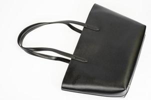 bolso de mujer de cuero negro con asas aislado sobre fondo blanco. foto de estudio