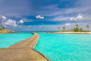 idílica playa tropical, paisaje de maldivas. diseño de turismo para el paisaje de vacaciones de verano, concepto de destino de vacaciones. escena exótica de la isla, vista relajante. laguna junto al mar paraíso
