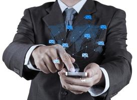 La mano del hombre de negocios usa una computadora de teléfono inteligente con un icono de correo electrónico
