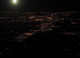 vista aerea de la ciudad por la noche foto